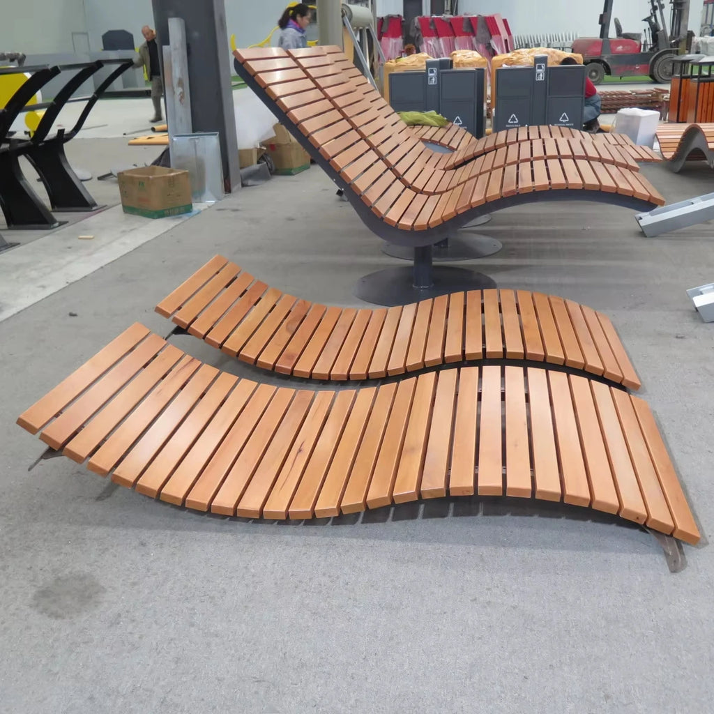 Factory Customized Wooden Outdoor Sun Lounger Ergonomic Sun Lounger Curved Wooden Garden Sun Lounger