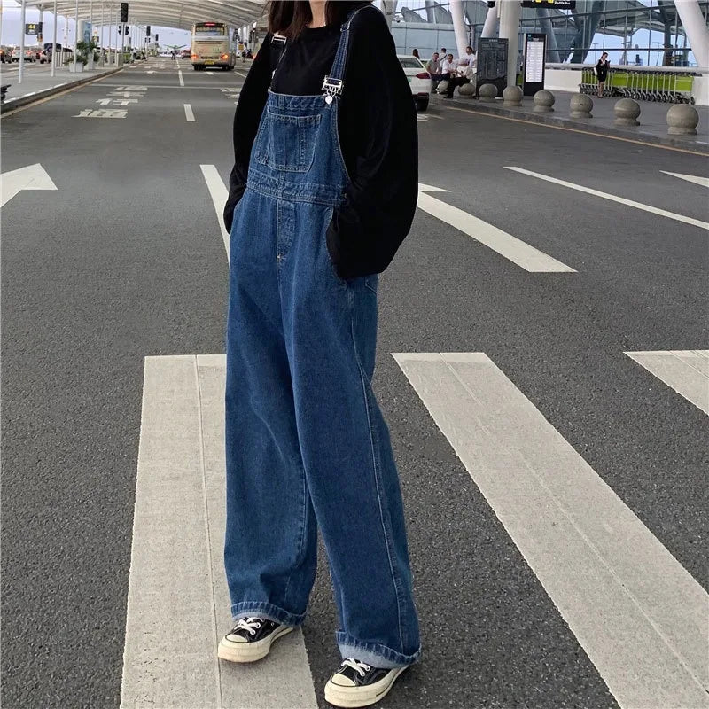 Versatile denim overalls for women, new design in spring and autumn 2026, retro style, loose straps, wide-leg long pants.