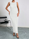 A casual and elegant lady's small round-neck fashionable sleeveless popcorn long dress for a date
