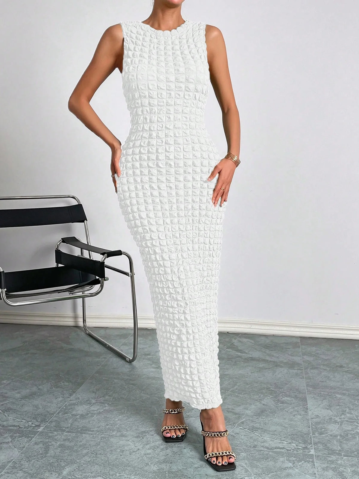 A casual and elegant lady's small round-neck fashionable sleeveless popcorn long dress for a date