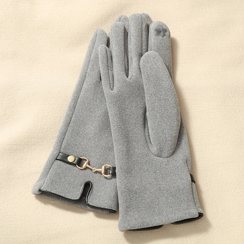 Women's winter thermal gloves with added fleece, decorated with metal chains, suitable for driving and cycling, a pair of touchscreen-compatible gloves