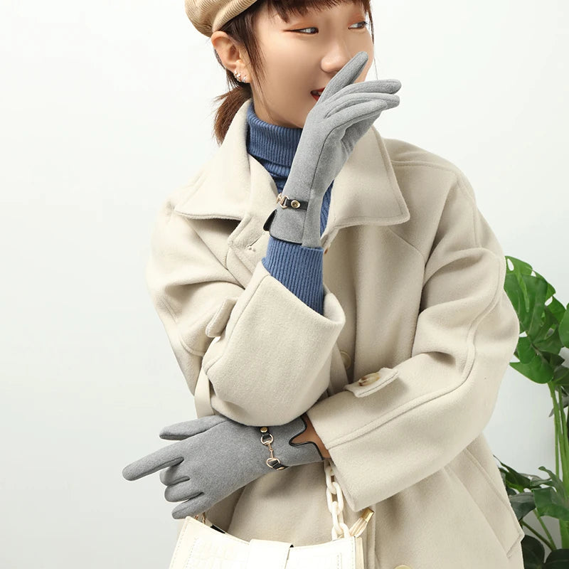Women's winter thermal gloves with added fleece, decorated with metal chains, suitable for driving and cycling, a pair of touchscreen-compatible gloves