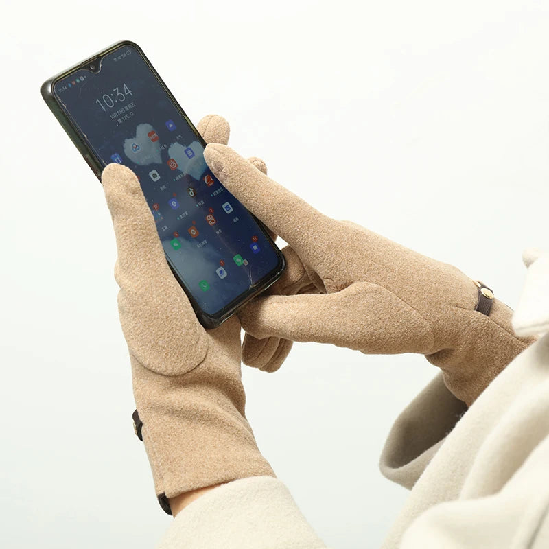 Women's winter thermal gloves with added fleece, decorated with metal chains, suitable for driving and cycling, a pair of touchscreen-compatible gloves