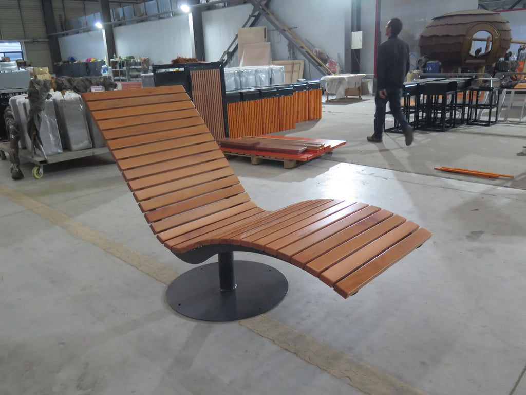 Factory Customized Wooden Outdoor Sun Lounger Ergonomic Sun Lounger Curved Wooden Garden Sun Lounger