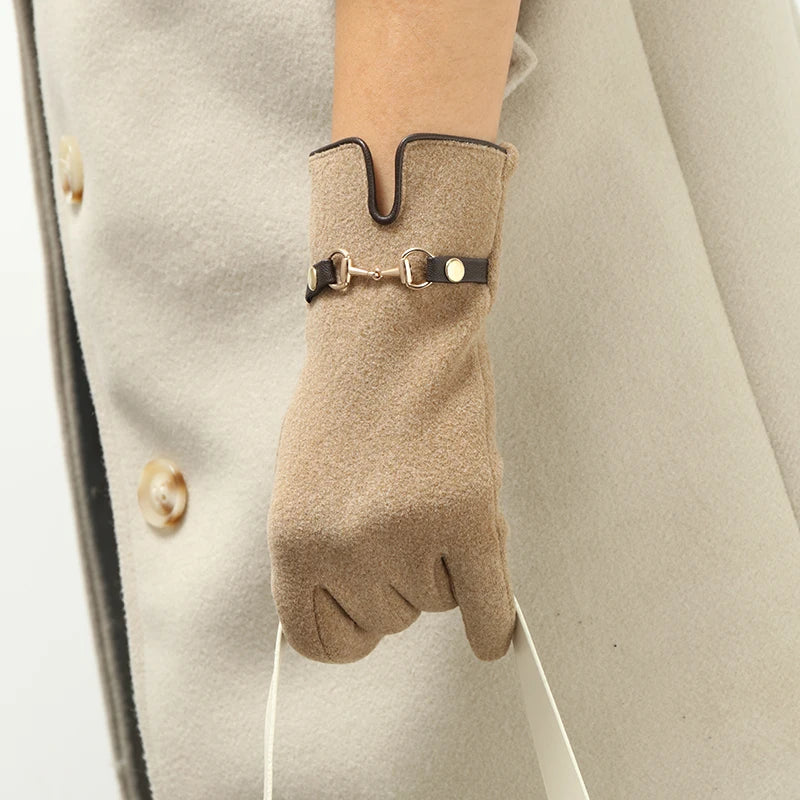 Women's winter thermal gloves with added fleece, decorated with metal chains, suitable for driving and cycling, a pair of touchscreen-compatible gloves