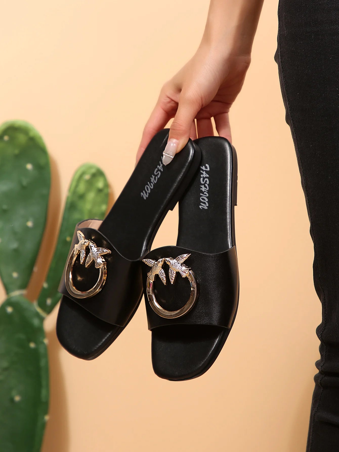 New Women's Spring Summer Fashion Trend Slip-On Sandals Anti-Slip Breathable Lightweight Casual Outdoor Beach Shoes Flat Heel