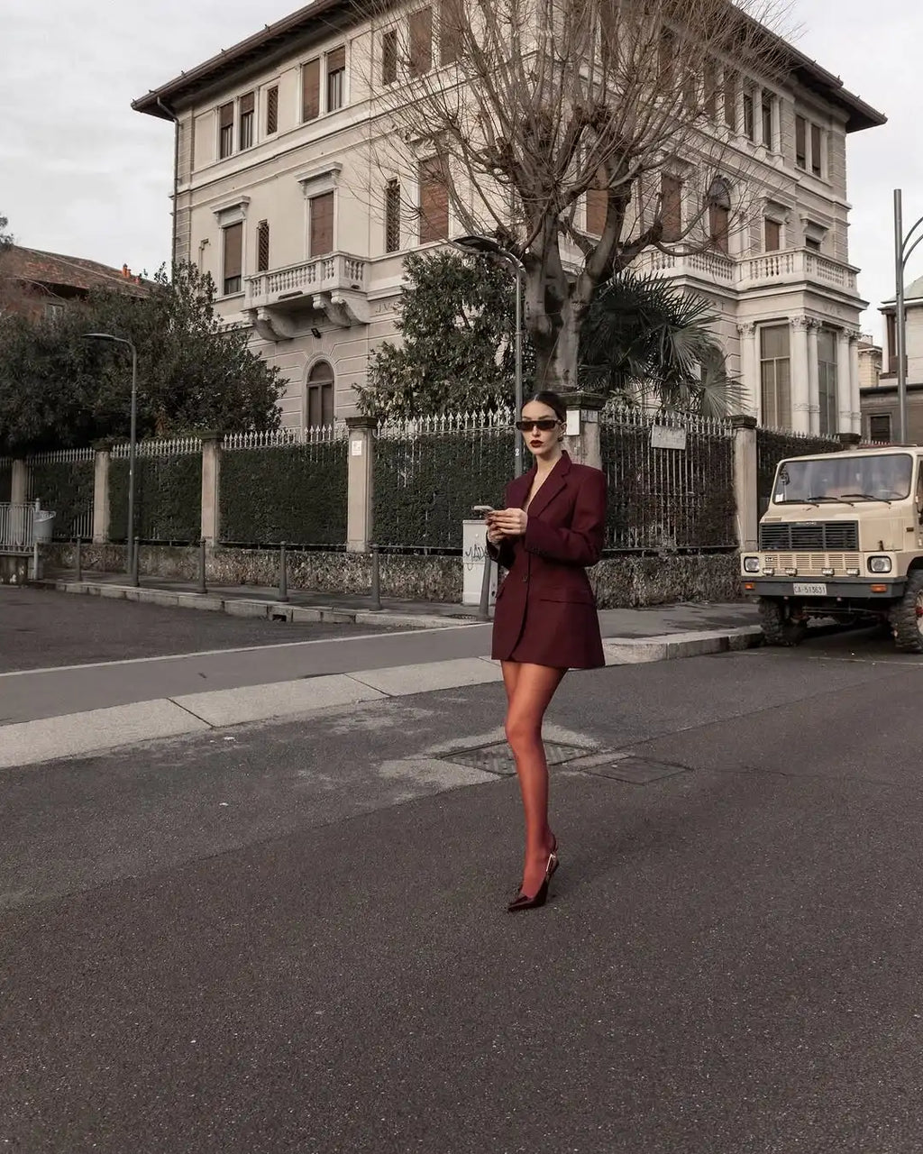 Burgundy Single-Breasted Cinched Waist Blazer, Tailored Hourglass Fit Peak Lapel Jacket, Sophisticated Office & Evening Wear