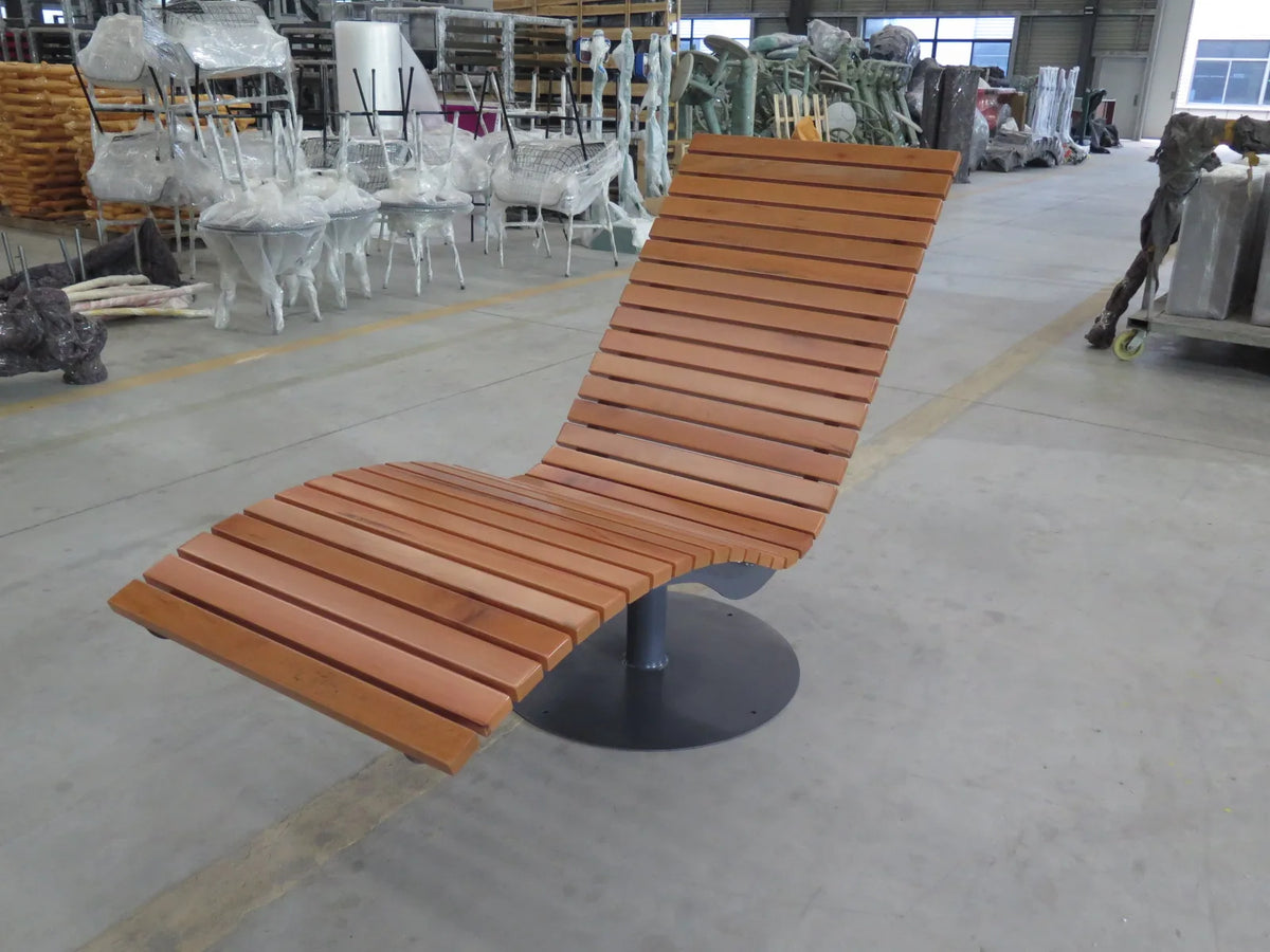 Factory Customized Wooden Outdoor Sun Lounger Ergonomic Sun Lounger Curved Wooden Garden Sun Lounger