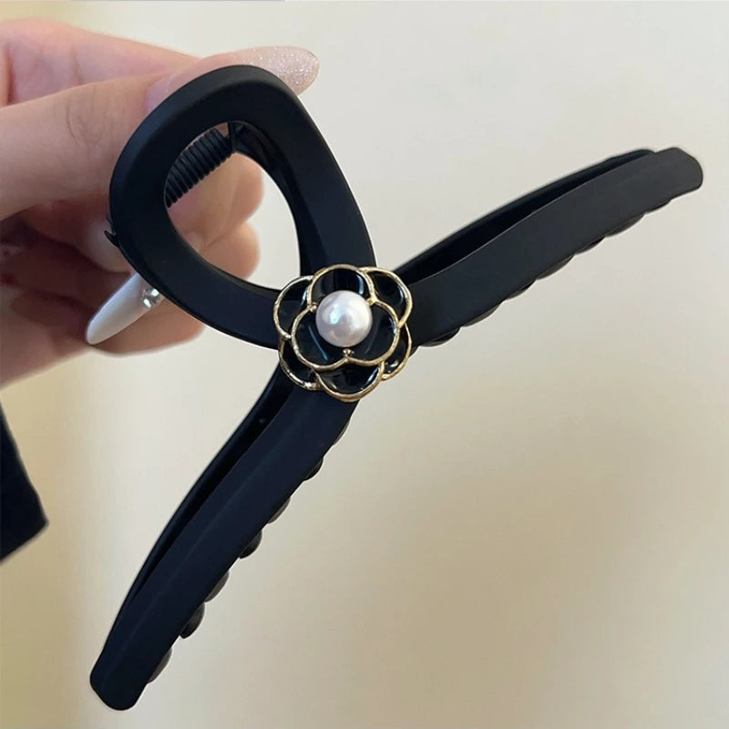 Large, Elegant Black Matte Camellia Hair Clip, French Style, New Design, High-end Shark Clip for The Back of The Head.