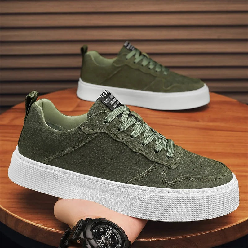 Men's sports soft-soled breathable and comfortable sneakers are trendy to pair with fashionable casual sports shoes