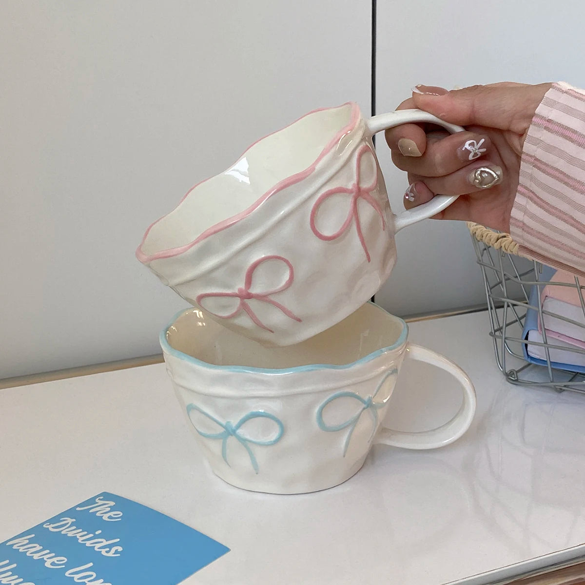 1Pc Ceramic Mug with Bowknot, Exquisite and Simple Design, Large Capacity Couple's Matching Mug, Suitable for Home Decoration, Home Drinking, Candlelight Dinner, Coffee Latte Art Cup, Holiday Gift, Exquisite Gift