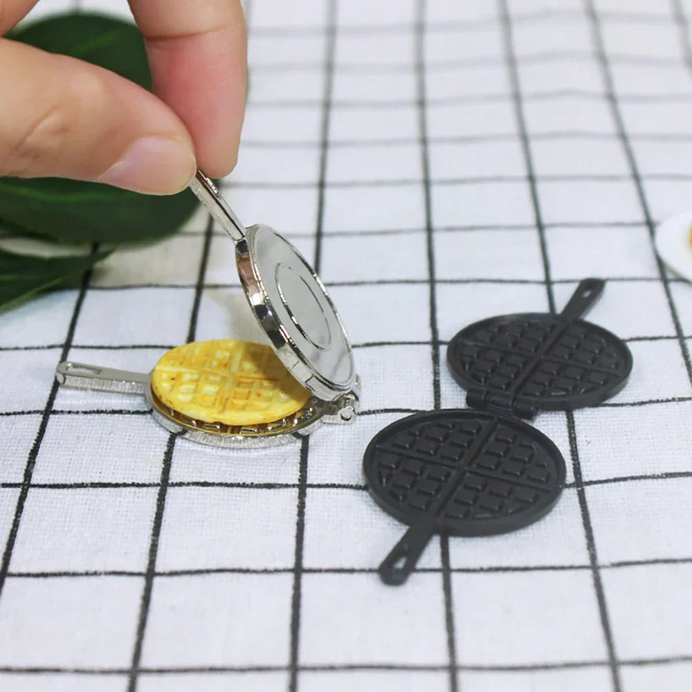 1Pcs 1/12 Dollhouse Miniature Accessories Mini Waffle Mold Frying Pan Food Model Toys for Doll House Decoration