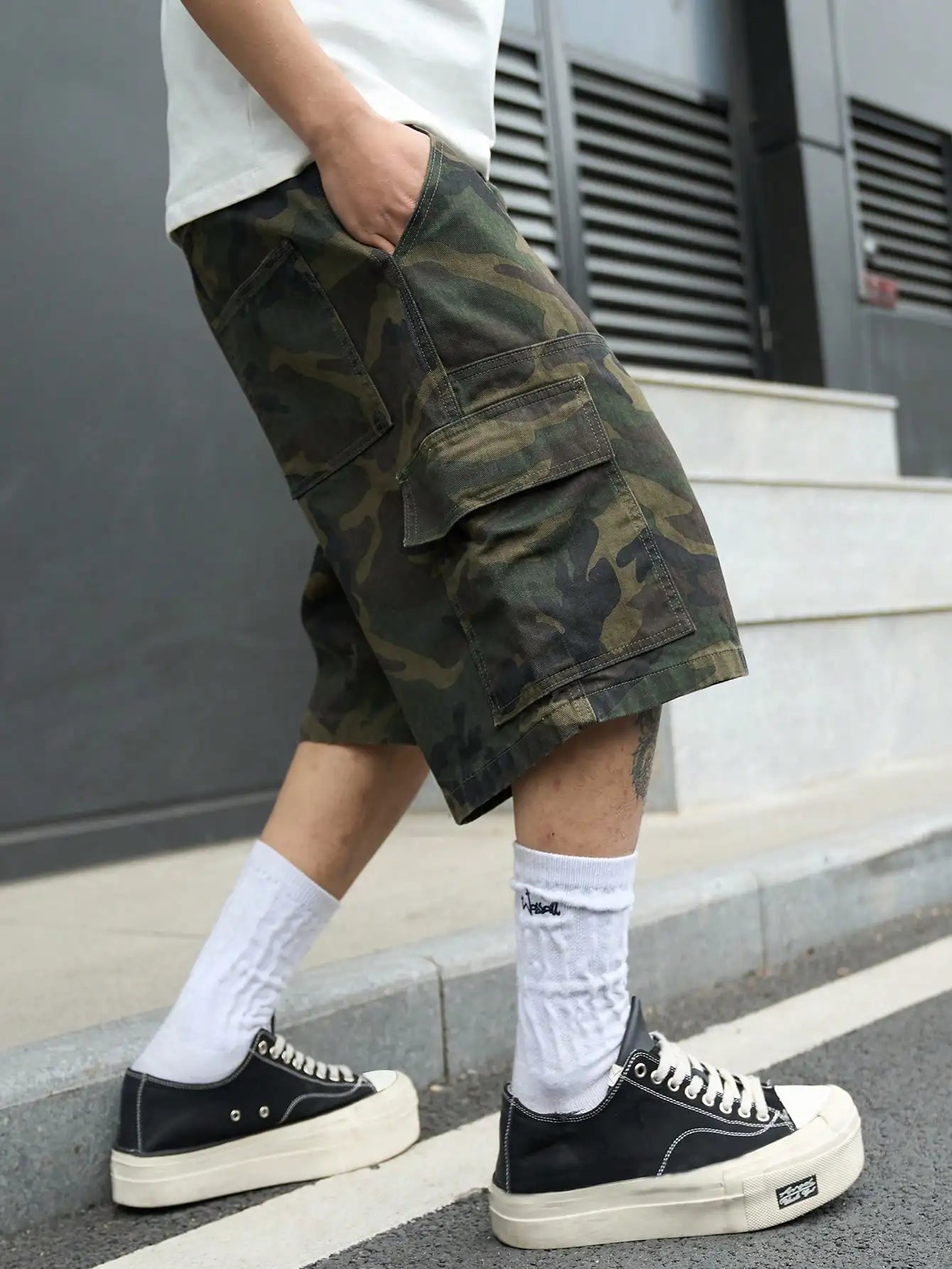 Men's Vintage Camouflage Cargo Shorts, Streetwear Loose Knee-Length Multi-Pocket Shorts with Belt Buckle