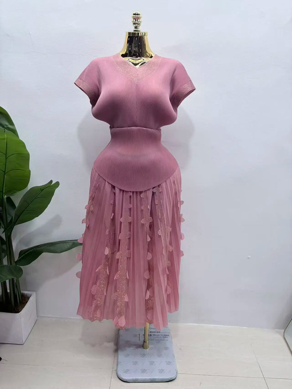 2026 Spring and Summer Retro High Waist and Thin Bronzing Suit  V-neck Bat Sleeve Versatile T-shirt Skirt Two-piece Suit Women