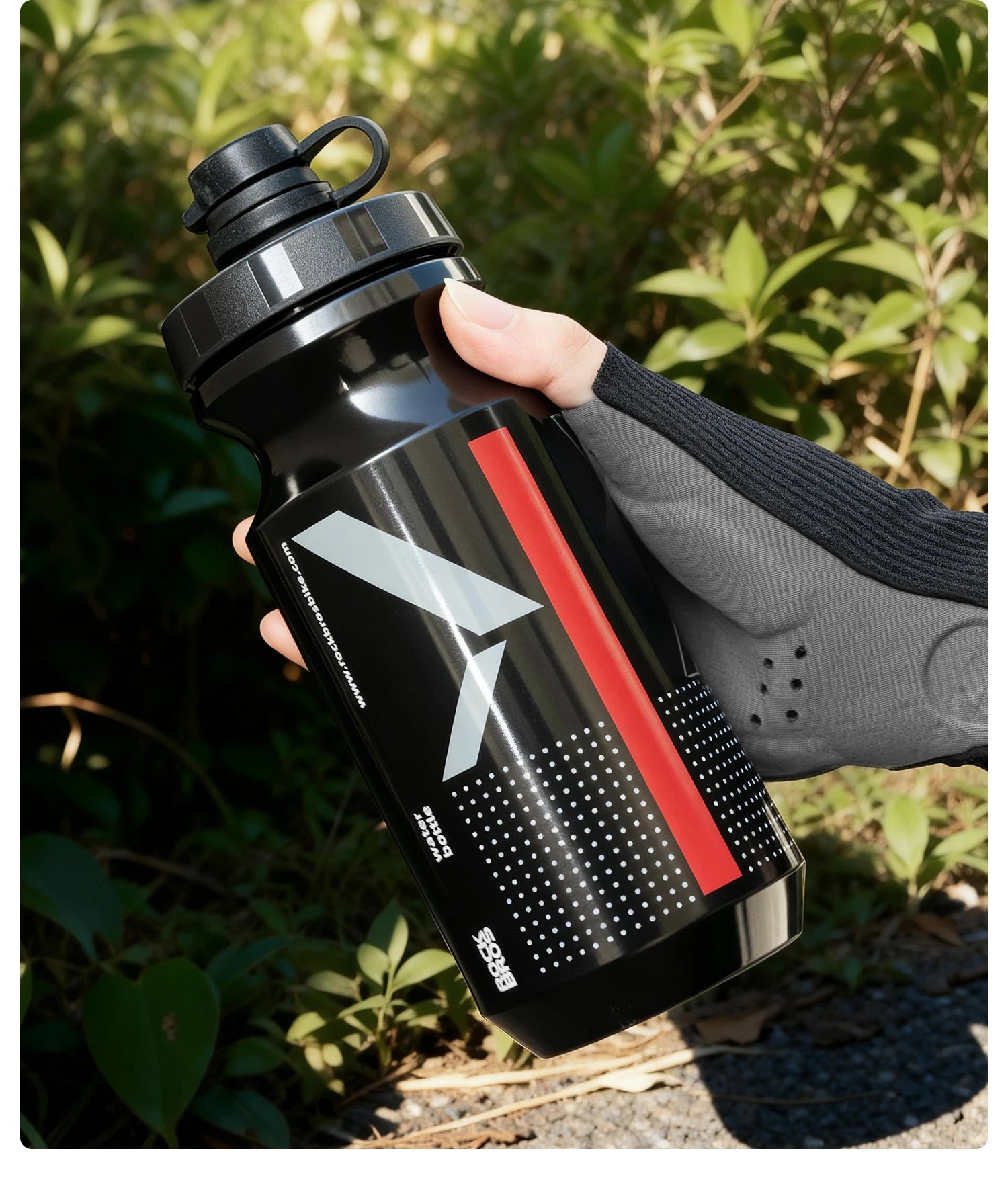 ROCKBROS Cycling Water Bottle 600ml Large Capacity Lightweight Squeeze Type Sports Bottle with Dust Cover Leakproof Water Bottle