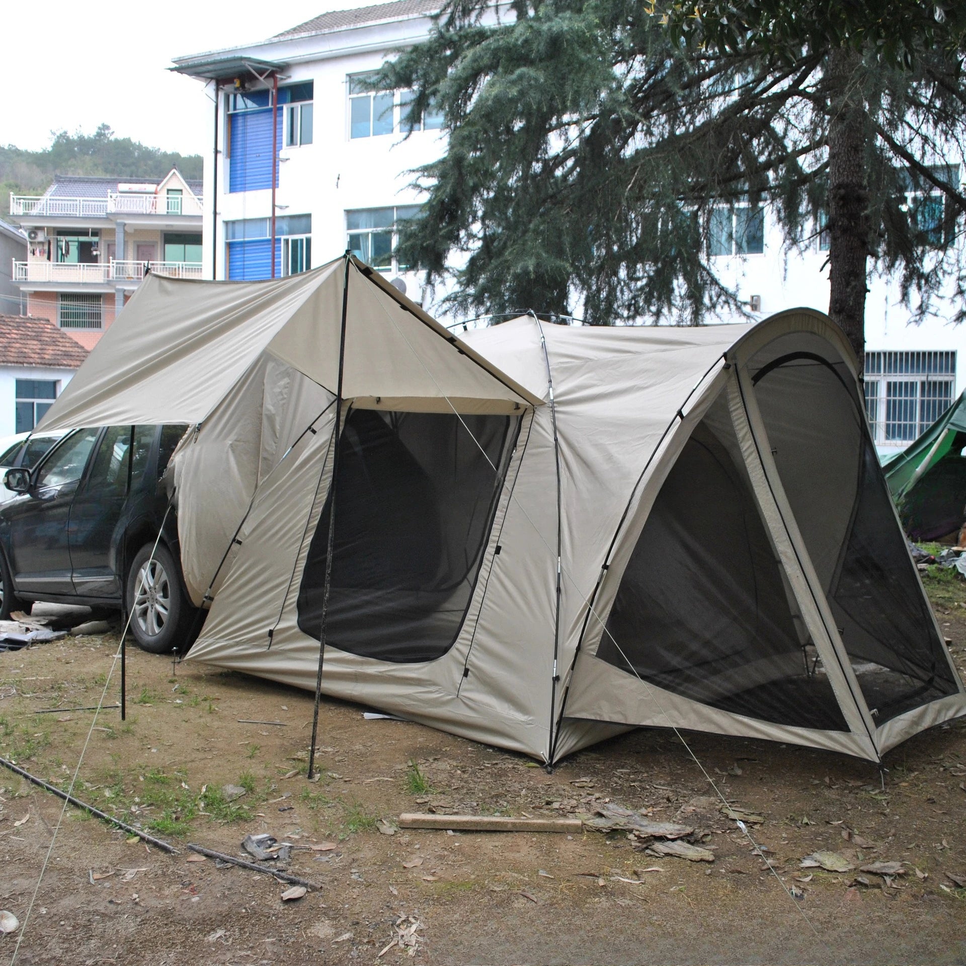 Rear integrated tent, with mesh yarn, one room and one living room, including an integrated extension canopy, car rear tent