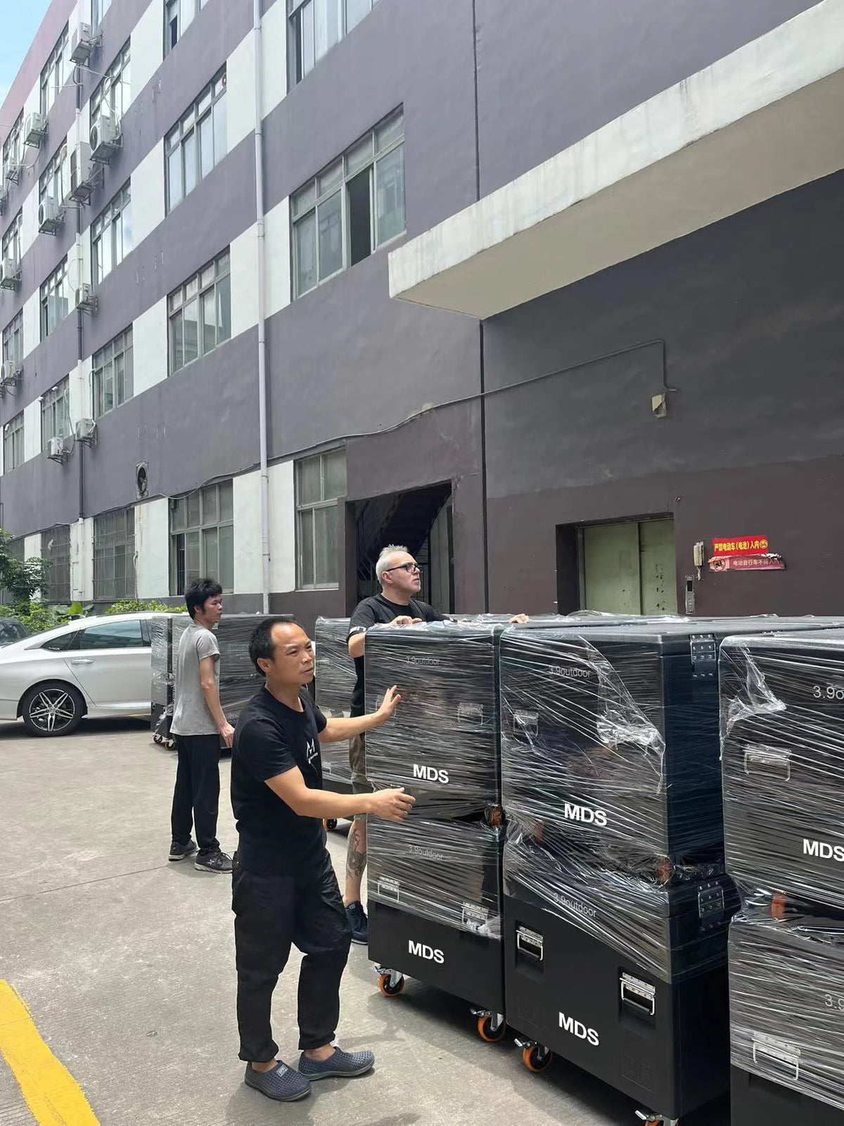 Mds Intelligent Double-Sided Screen LED Display Seamless Splicing Cluster Management with Split Display Window