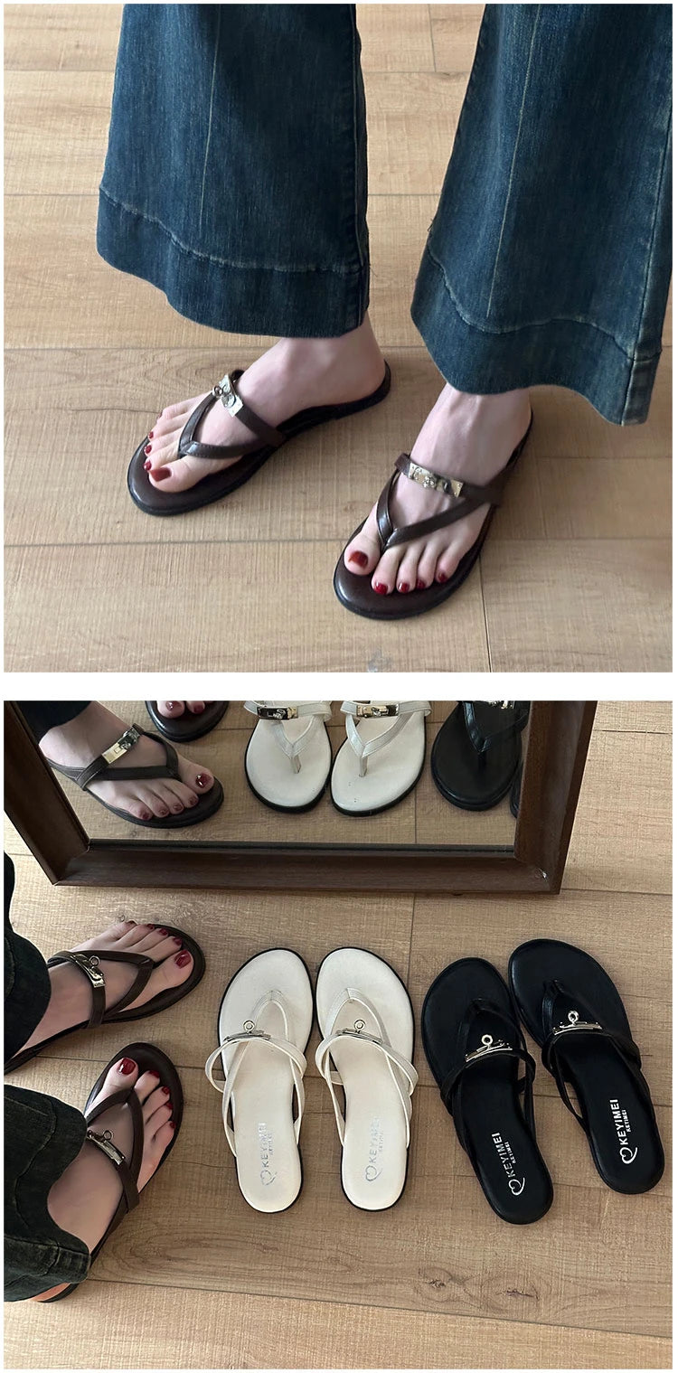 2026 New Fashion Casual Slip-On Flat Bottom Sandals with Lock Buckle for Beach Vacation Women Breathable Comfortable PU Leather