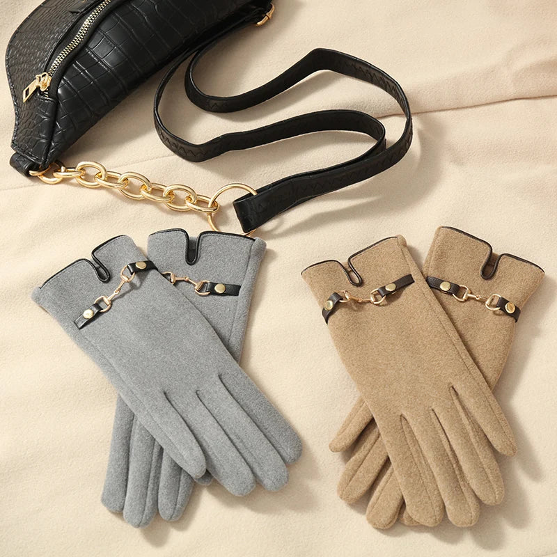 Women's winter thermal gloves with added fleece, decorated with metal chains, suitable for driving and cycling, a pair of touchscreen-compatible gloves