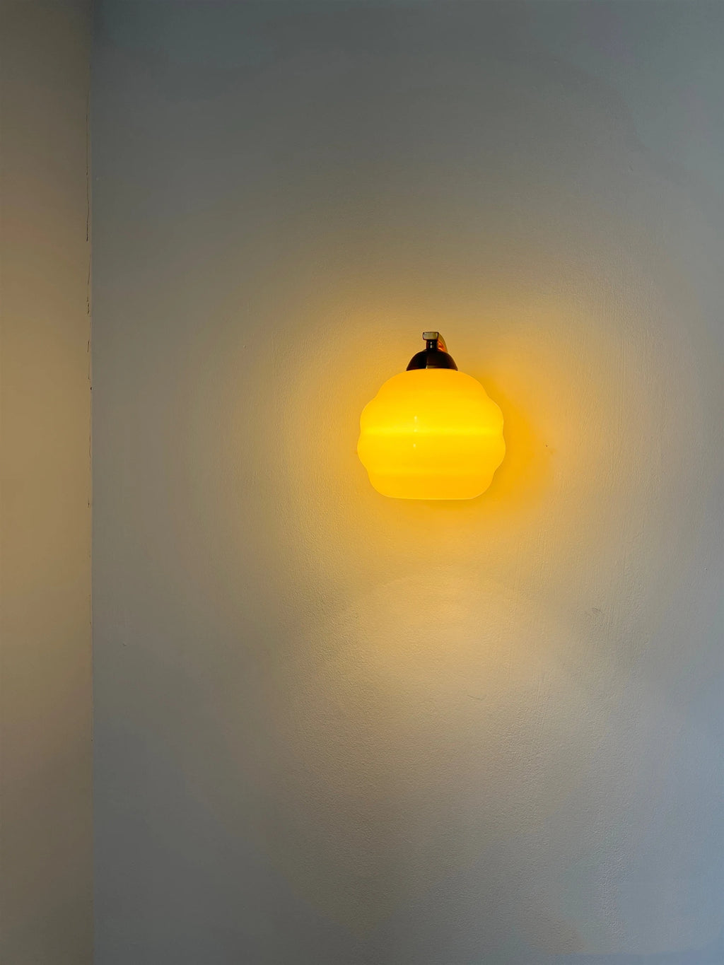 IWHD Milky Glass Ball LED Wall Lamp Sconce Iron Wrount Bedroom Living Room Bathroom Mirror Light Nordic Modern Wandlamp Applique
