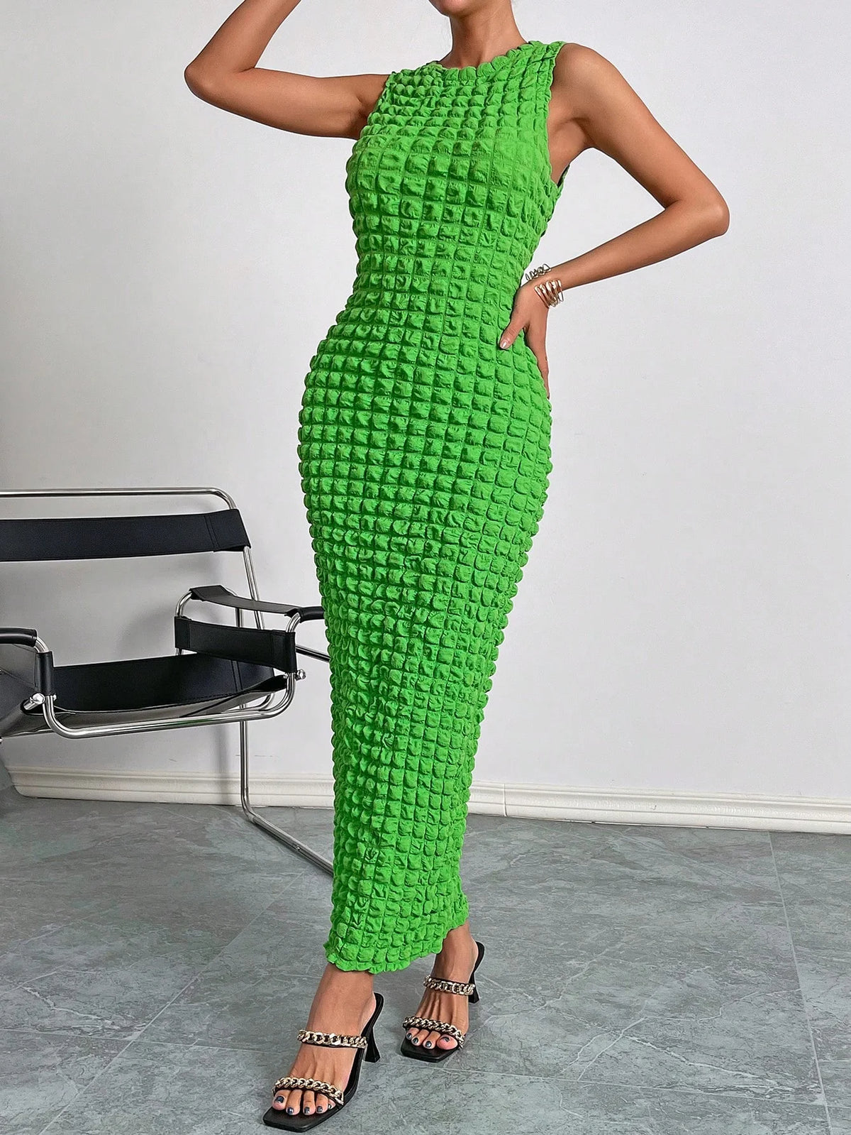 A casual and elegant lady's small round-neck fashionable sleeveless popcorn long dress for a date