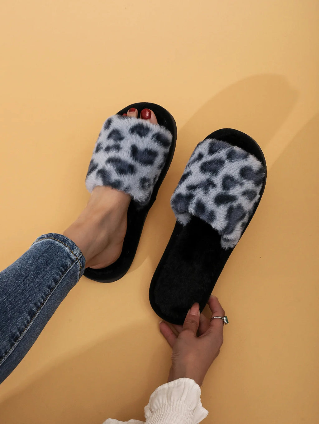 Women Leopard Print Fuzzy Slippers Open Toe Plush Home Slides Soft  Non Slip Warm Indoor House Shoes Cozy Ladies Casual Footwear