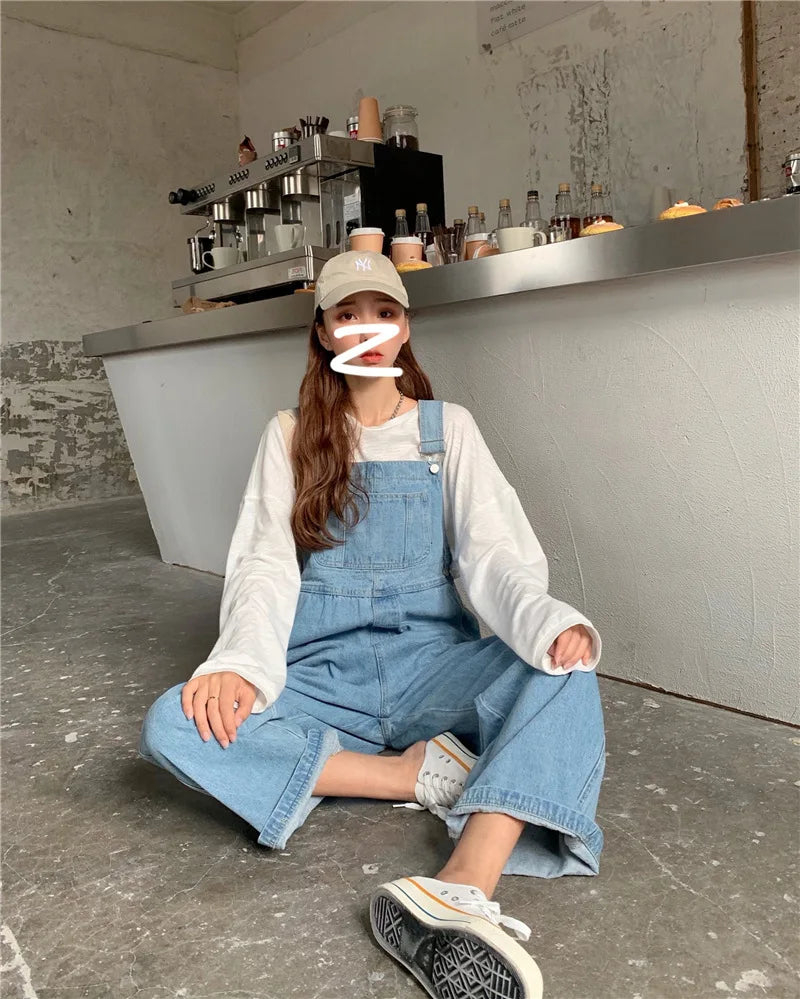 Versatile denim overalls for women, new design in spring and autumn 2026, retro style, loose straps, wide-leg long pants.
