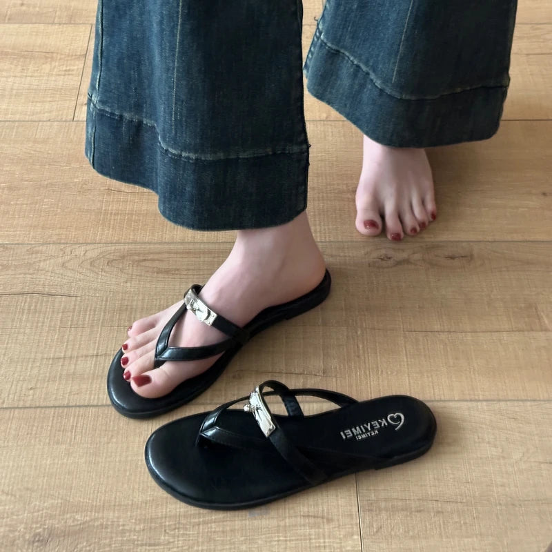 2026 New Fashion Casual Slip-On Flat Bottom Sandals with Lock Buckle for Beach Vacation Women Breathable Comfortable PU Leather