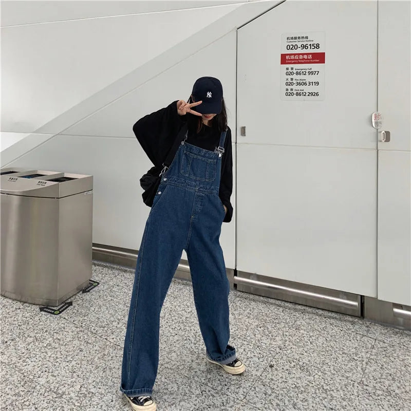 Versatile denim overalls for women, new design in spring and autumn 2026, retro style, loose straps, wide-leg long pants.