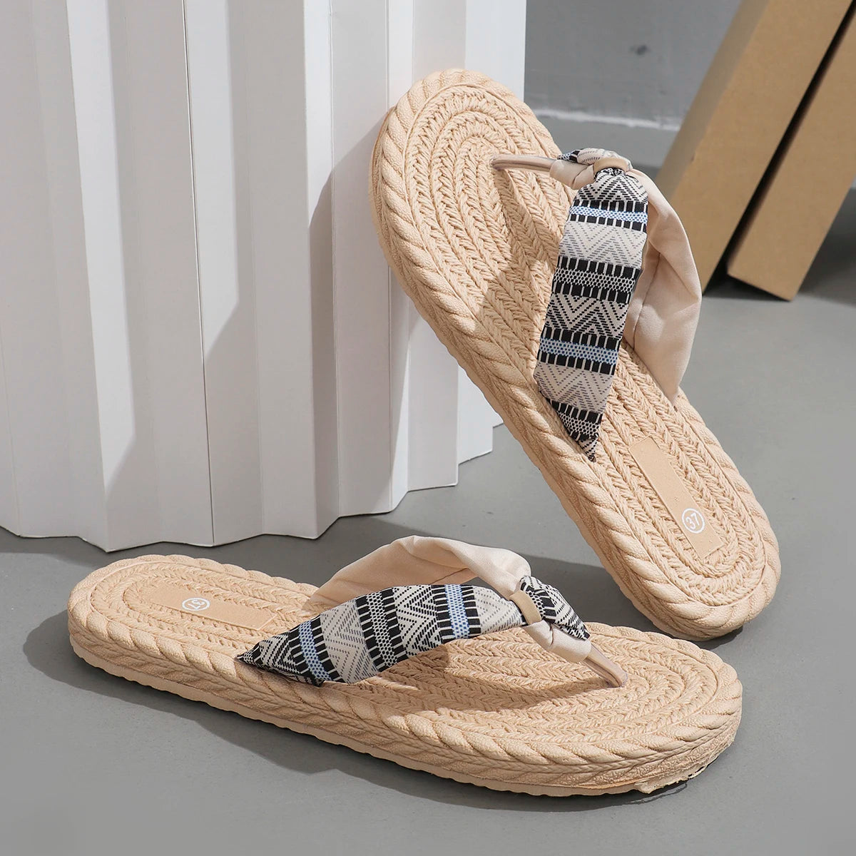 Women's fashion trend Ethnic graffiti anti-slip wear-resistant soft sole anti-linen flip-flops