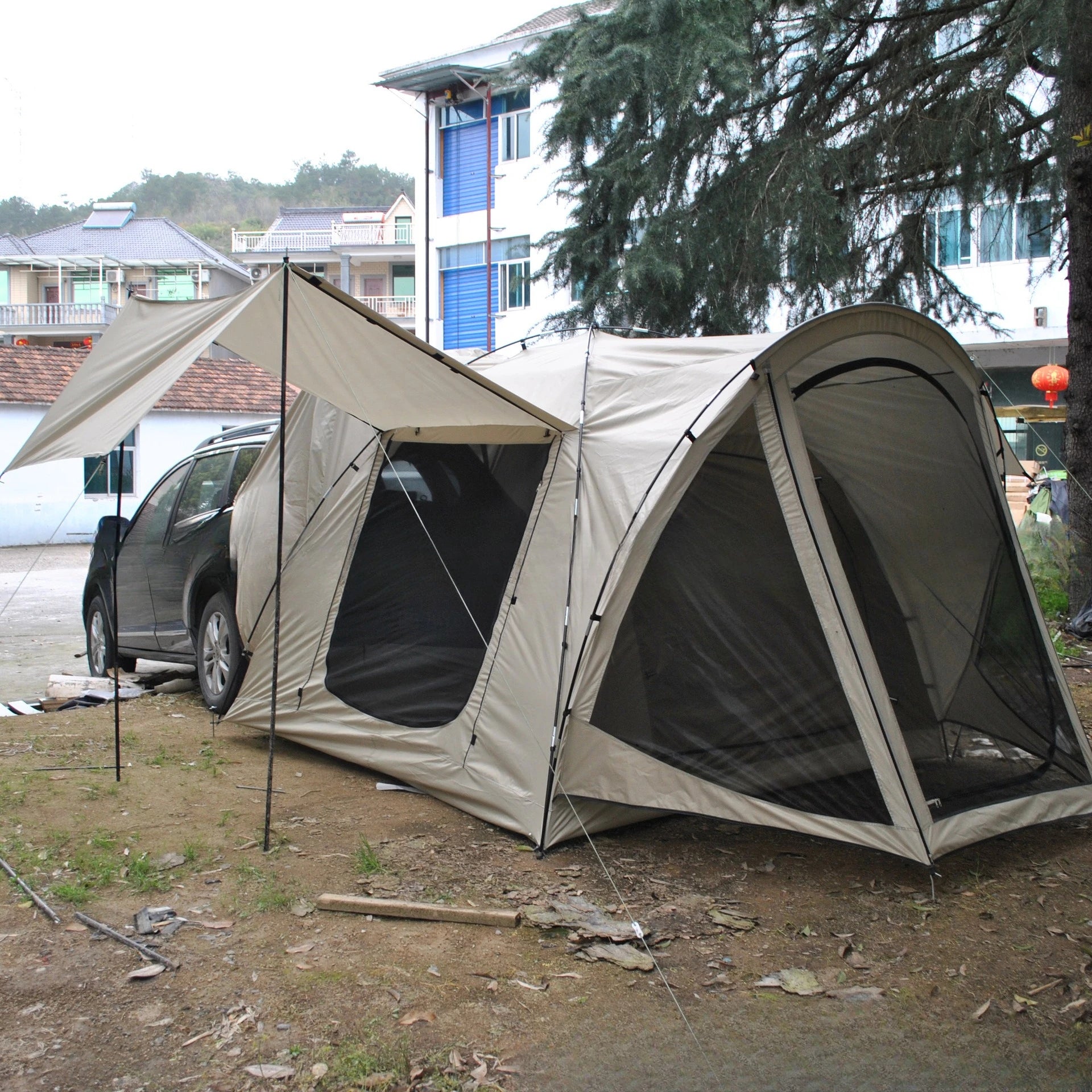 Rear integrated tent, with mesh yarn, one room and one living room, including an integrated extension canopy, car rear tent