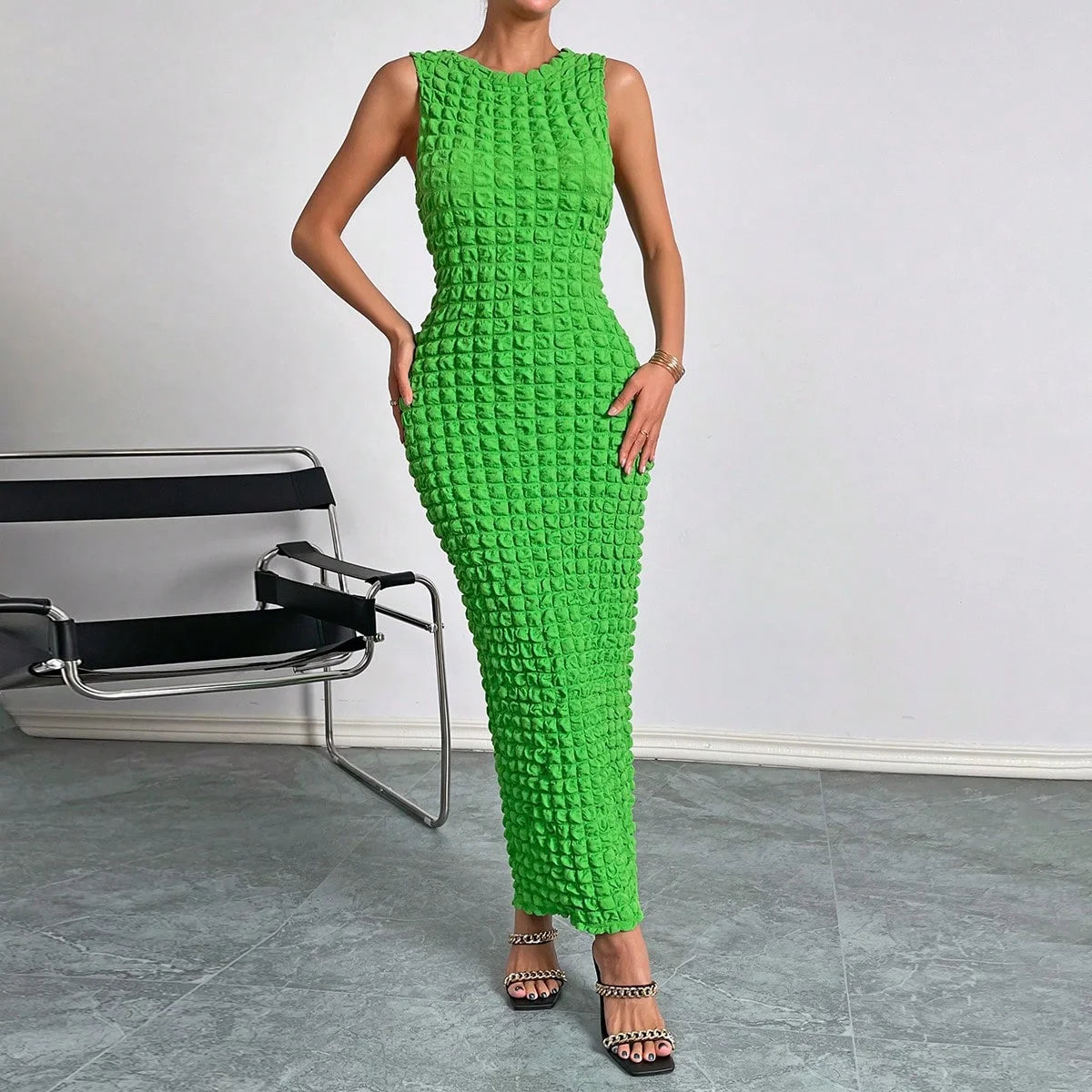 A casual and elegant lady's small round-neck fashionable sleeveless popcorn long dress for a date
