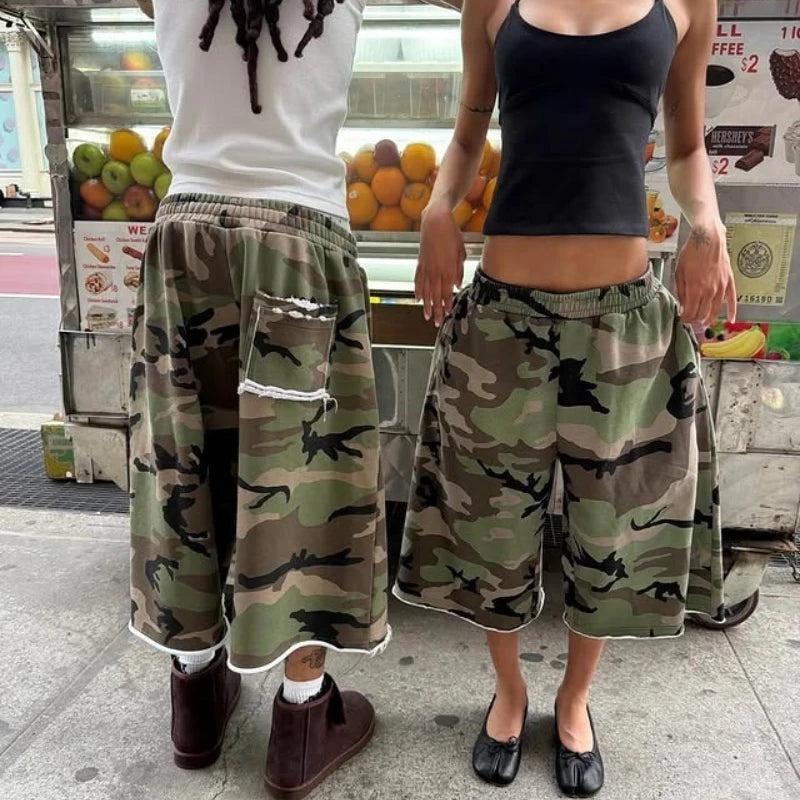 Unisex Camouflage Wide Leg Capri Pants, Streetwear Loose Fit Cropped Trousers