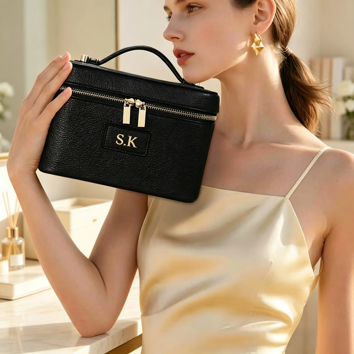 Customized Name PU Leather Cosmetic Bag with Zoned Storage and Large Capacity Travel Toiletry Bag for Autumn Winter New Arrivals