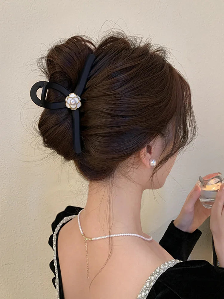 Large, Elegant Black Matte Camellia Hair Clip, French Style, New Design, High-end Shark Clip for The Back of The Head.