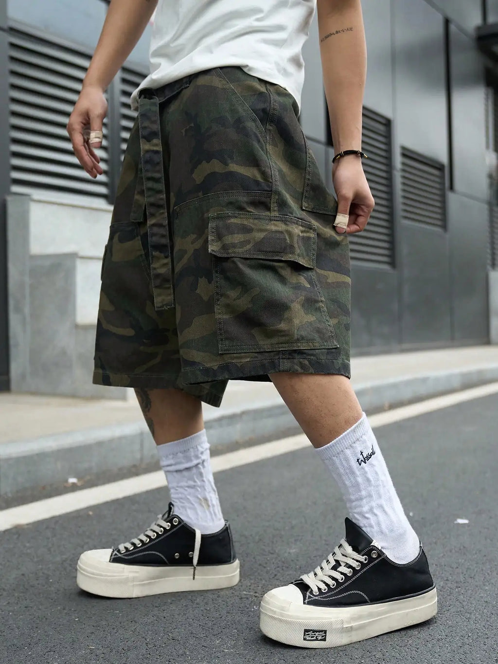 Men's Vintage Camouflage Cargo Shorts, Streetwear Loose Knee-Length Multi-Pocket Shorts with Belt Buckle