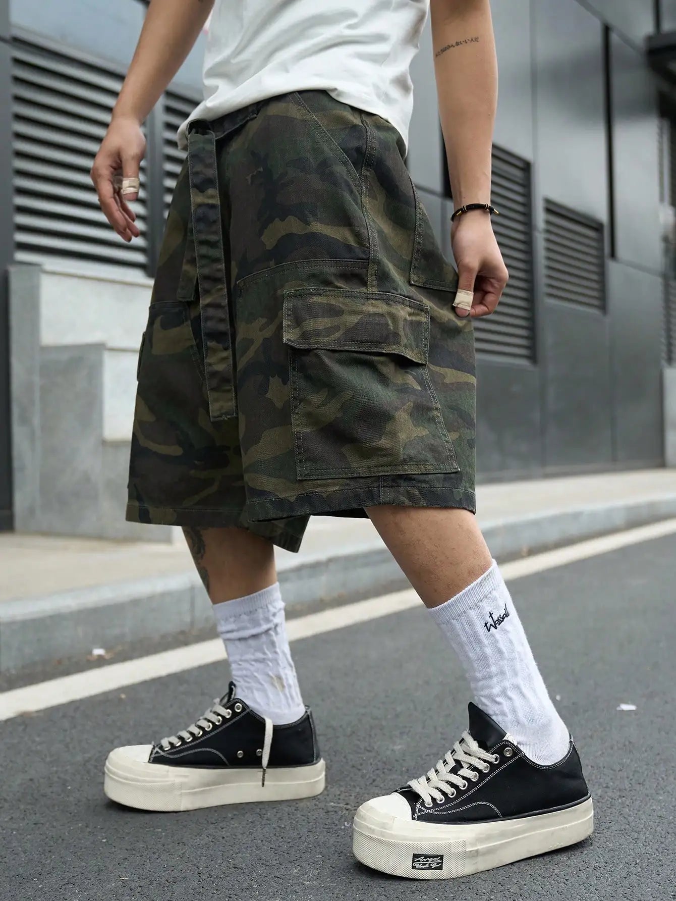 Men's Vintage Camouflage Cargo Shorts, Streetwear Loose Knee-Length Multi-Pocket Shorts with Belt Buckle