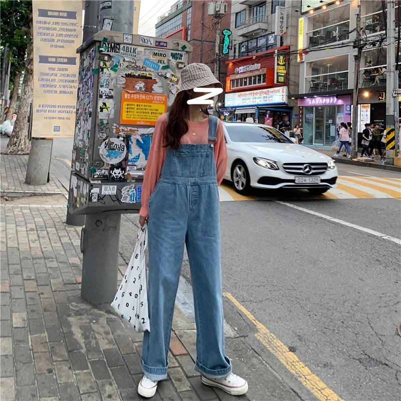 Versatile denim overalls for women, new design in spring and autumn 2026, retro style, loose straps, wide-leg long pants.