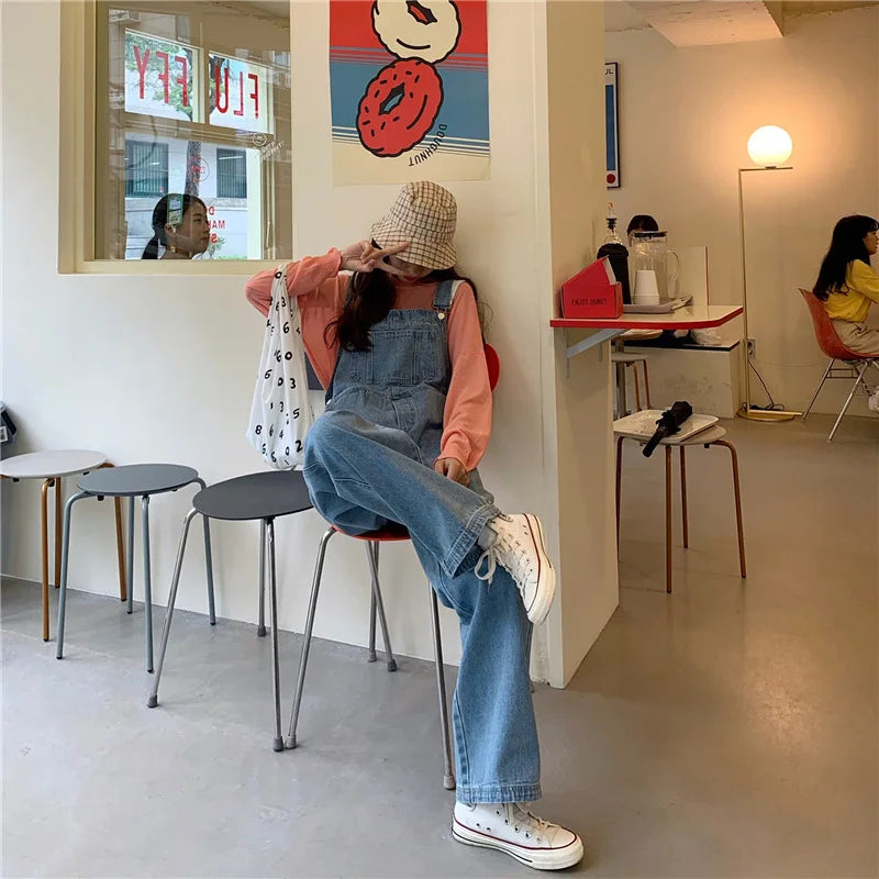 Versatile denim overalls for women, new design in spring and autumn 2026, retro style, loose straps, wide-leg long pants.