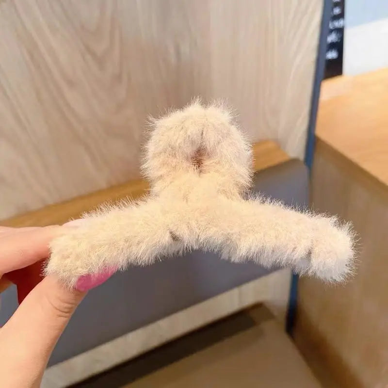 Winter Faux Fur Hair Claws for Women Elegant Acrylic Crab Barrette Hairpin Girls Hair Accessories Furry Headwear Hair Claw Clip