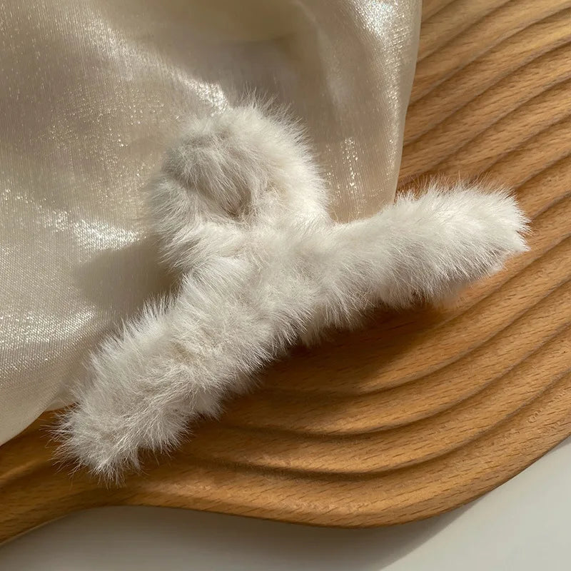 Winter Faux Fur Hair Claws for Women Elegant Acrylic Crab Barrette Hairpin Girls Hair Accessories Furry Headwear Hair Claw Clip