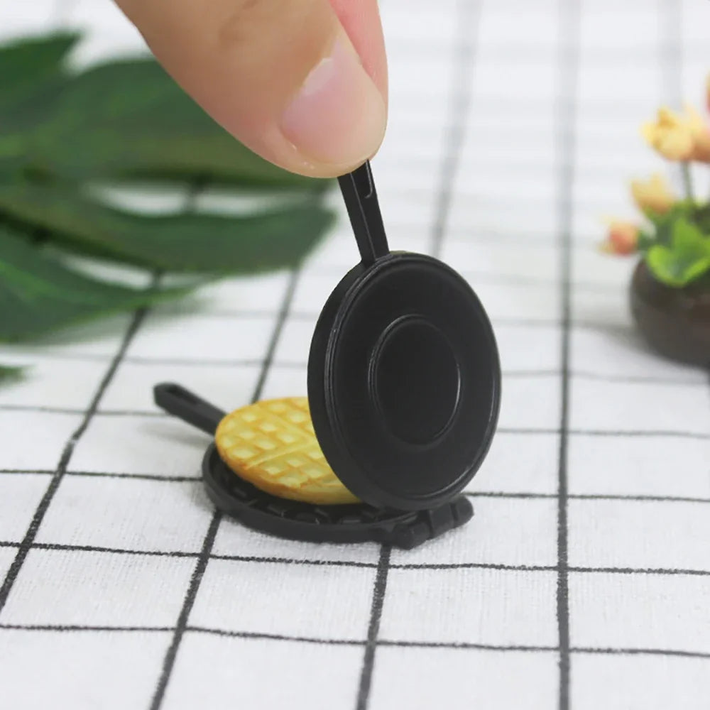 1Pcs 1/12 Dollhouse Miniature Accessories Mini Waffle Mold Frying Pan Food Model Toys for Doll House Decoration