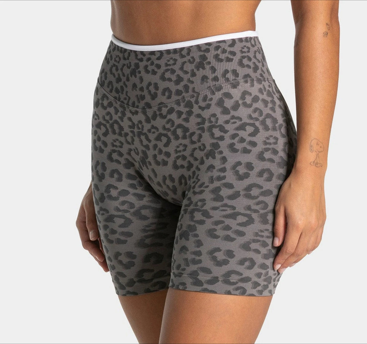 Custom LOGO women's hot-selling in high waist belly leopard print  colors seamless yoga hip lift tight running sports shorts