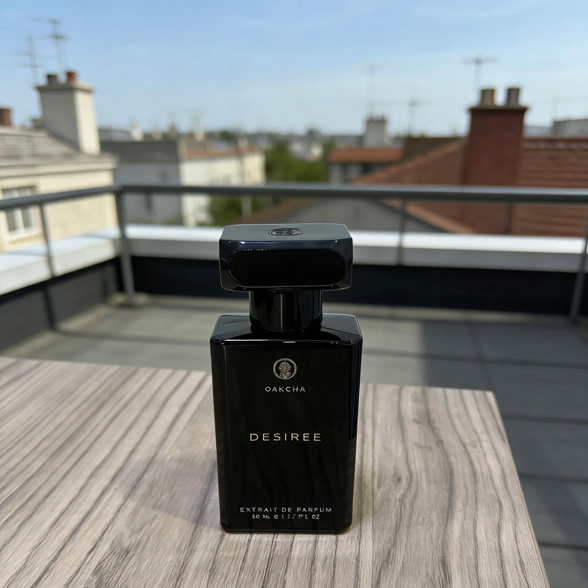 Oakcha Desiree Desire perfume is an advanced and charming dark wood flower fragrance. Huoxiang, Sandalwood, and Musk, cool and lazy, with a mysterious and seductive aura. The black bottle has a high-end texture and a long-las