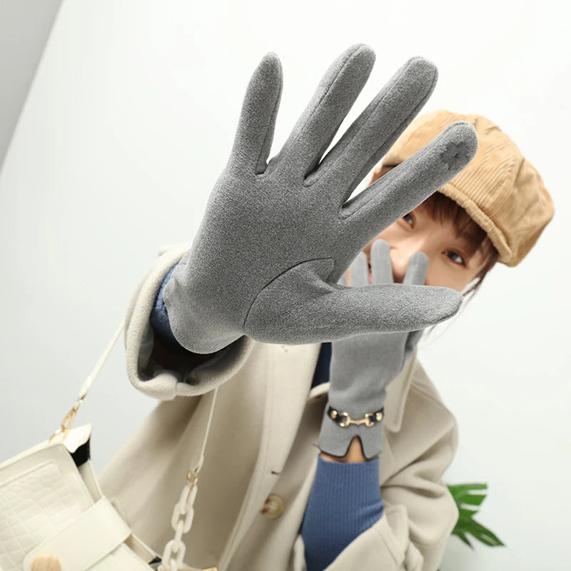 Women's winter thermal gloves with added fleece, decorated with metal chains, suitable for driving and cycling, a pair of touchscreen-compatible gloves