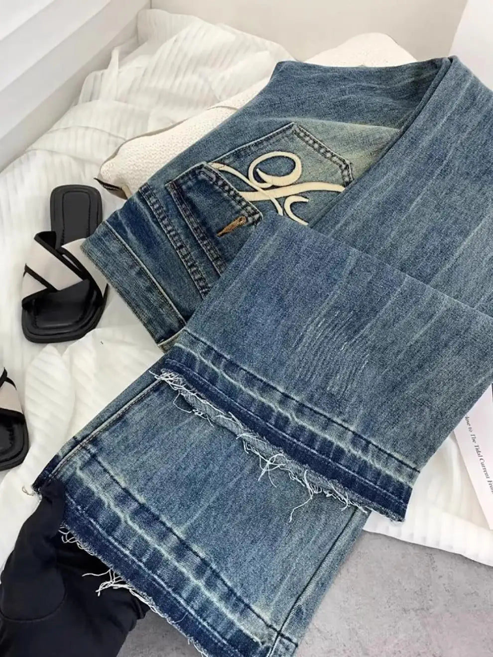 American retro low-waisted jeans female autumn new embroidery old casual fashion temperament slim Joker bell bottoms.