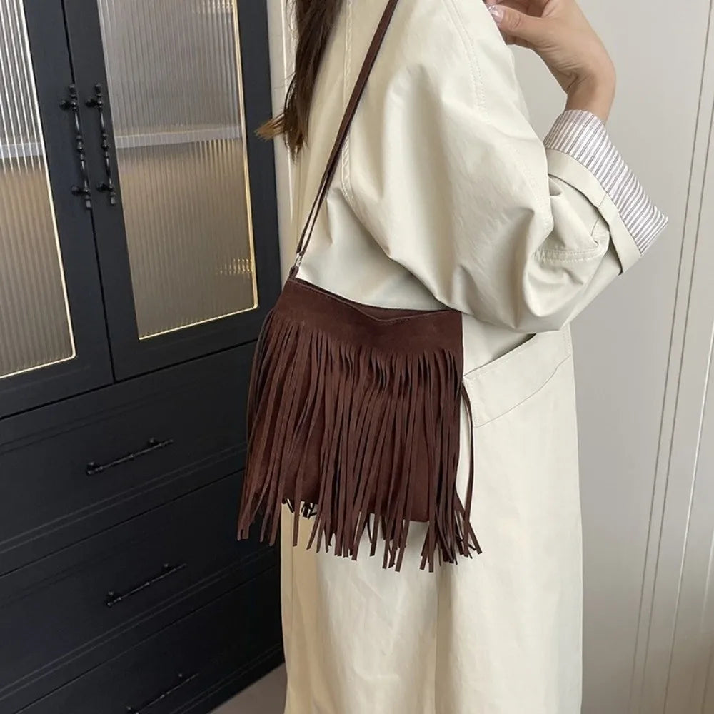 Fashion Suede Fringe Crossbody Bag Large Capacity Solid Color Shoulder Bag Boho Style Adjustable Shoulder Strap Bucket Bag Women