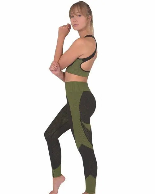 Trois Seamless Sports Bra - Black with Green - Beauty